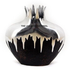 Florero de hierro costero con acabado negro de forma única de Metal de aluminio, florero decorativo hecho a mano de lujo para el hogar - Product Image 5