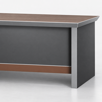 Bureau de direction en bois grainé de 2400 mm avec armoire latérale de rangement anthracite et bordure en métal pour bureaux de directeurs