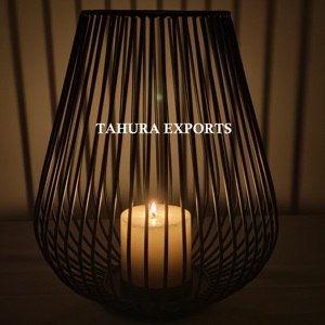 Elegante portavelas de jaula alta con acabado de metal en negrita diseñado para destacar como un acento decorativo en espacios modernos o clásicos - Product Image 3