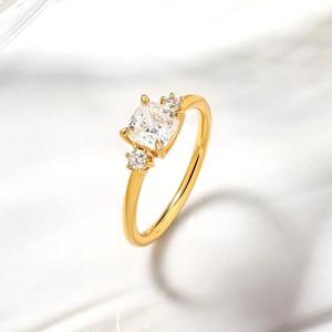 Anillo de Tres Piedras con Moissanita Corte Cojín Estilo Este-Oeste, Plata de Ley 925 con Baño de Oro, Regalo Personalizado para Boda o Compromiso - Product Image 4