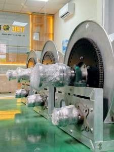 Carrete de manguera resistente de 2 pulgadas y 273W fabricado en Vietnam, envoltura múltiple de aluminio OEM ODM para equipos de servicio de gasolina de transferencia de fluidos industriales - Product Image 4