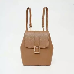 Mochila compacta de cuero sintético para mujer, minibolso ligero con correas ajustables y cierre de cremallera - Product Image 1