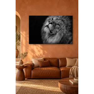 Impression sur toile de lion gris Fida regardant vers le haut sur fond noir - Product Image 2