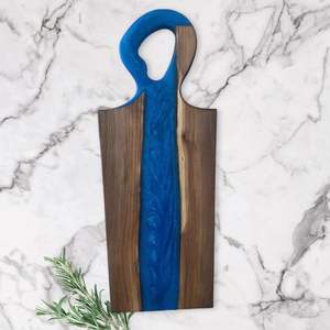 Tabla de cortar de resina con Río de resina azul brillante a través de madera maciza pieza hecha a mano perfecta para frutas queso y comidas pequeñas - Product Image 5