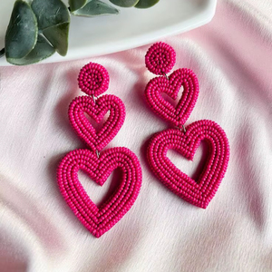 Boucles d'oreilles pendantes à triple cœur en perles rose vif pour la Saint-Valentin, un anniversaire ou une soirée romantique - Product Image 1