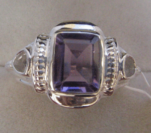 แหวนพลอยแอมะทิสต์ธรรมชาติสำหรับผู้หญิงจาก Shah Gems ทำจากเงินแท้ 925 ชุบโรเดียม ทรงเหลี่ยมมรกต เหมาะสำหรับสวมใส่ทุกวัน - Product Image 1