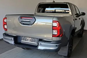 2025 HILUZ MY25 ดับเบิ้ลแค็บ อินวินซิเบิล 4x4, ระบบนำทาง, ใหม่เอี่ยม! ไมล์น้อย เครื่องยนต์สมบูรณ์แบบ เกียร์ออโต้ หลังคาพาโนรามา ไฟ LED พร้อมส่ง - Product Image 6