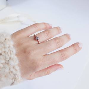 Anillo de compromiso de diamante de corte brillante de 7mm | Anillo de plata de ley chapado en oro de 18 quilates con banda pavimentada de seis puntas | Boda nupcial - Product Image 2