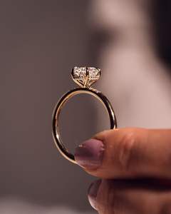 Bague solitaire en or jaune classique avec diamant de laboratoire de 1,5 carat, taille ovale, certifiée IGI, pour les fêtes chrétiennes, les mariages et les anniversaires - Product Image 5