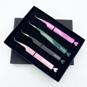 Pinzas para Pestañas con Diseño de Corazón y Recubrimiento de Color Personalizado, Pinzas de Acero Inoxidable con Logotipo Personalizado para Pestañas en Pakistán. - Product Image 1