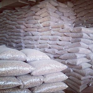 Pellets de madera de pino de grado superior de Europa 15 kg Din Plus/EN Briquetas de leña estándar/aserrín Chips Embalaje de bolsa de 6mm. - Product Image 3