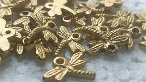 Breloques en laiton sur mesure sur le thème de la libellule en micro-macramé pour la fabrication de bijoux avec des détails délicats et un style naturel fantaisiste. - Product Image 2