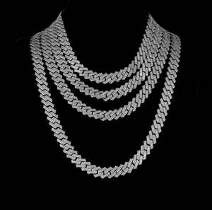 Chaîne cubaine en argent sterling massif de 13mm avec pendentifs et breloques en moissanite - Product Image 4