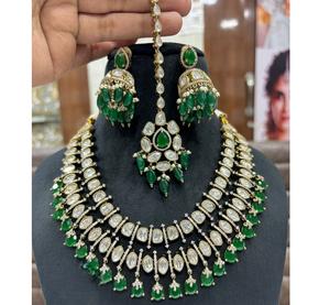 Conjunto de Collar y Aretes con Perlas Kundan Chapadas en Oro de Primera Calidad, Estilo Clásico, con Tikka para Bodas, Colección para Mujer - Product Image 1