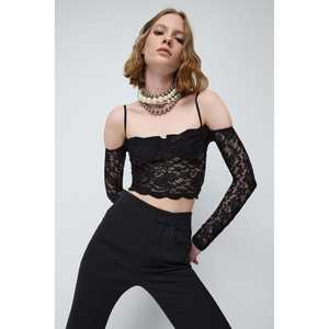 Top court en dentelle noire avec de longues bretelles fines - Product Image 1