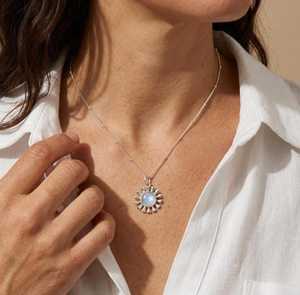 Collier artisanal en pierre de lune arc-en-ciel avec pendentif soleil, éclat bleu, argent sterling 925, pierre de naissance de juin, cadeau fête des Mères, magie - Product Image 3