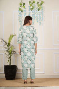 Conjunto de Kurta, Pantalón y Dupatta de Algodón Cambray en Verde con Estampado Floral al por Mayor, Detalles de Espejo y Cuello en V, Corte Regular para Mujer - Product Image 3