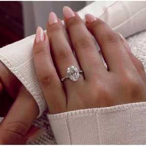 Anillo de Diamante Ovalado Cultivado en Laboratorio con Certificación IGI, con Piedras Laterales Redondas y Halo Oculto en Oro Blanco para Compromiso Femenino - Product Image 1