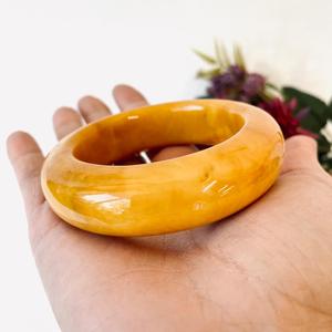 Bracelet en jaune d'œuf fait main de 56 mm en ambre baltique naturel ; Bracelet classique unisexe - Product Image 5