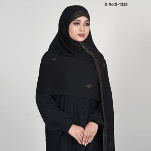 Hijab de Chifón Elegante con Borde de Cristal Ornamentado y Motivos Brillantes Dispersos para un Estilo Modesto y Elegante - Product Image 4