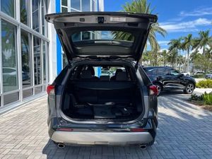 Toyota RAV4 hybride SE 2022 avec sièges en cuir, toit ouvrant panoramique, transmission automatique, phares à LED - Product Image 5