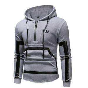 Sweat à capuche à demi-fermeture éclair Basics avec texture lisse et conception de poche avant Sweat à capuche à demi-fermeture éclair de coupe décontractée avec un look élégant - Product Image 1