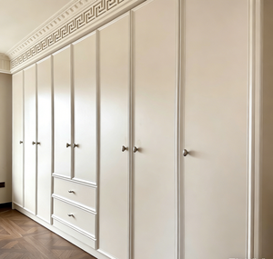 Meuble de rangement sur mesure pour chambre à coucher avec portes en verre, étagères réglables, tringles de suspension et tiroirs pour vêtements et rangement - Product Image 4