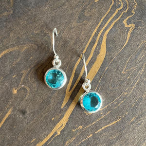 Pendientes de Cuarzo Azul (2.5 Gramos) con Forma de Bola de Oro y Engaste de Bisel con Granate, Amatista, Diamante, Rubí, Esmeralda y Oro Rosa - Product Image 1