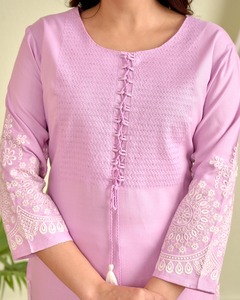 2025 Tendance Design élégance rose couleur Kurti cousu Pure Viscose broderie travail tenue décontracté mode a-ligne ensemble pour les femmes - Product Image 3