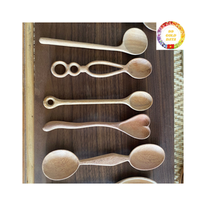 Cuillère en bois écologique pour la cuisine avec un design unique inspiré du cœur et toutes les tailles disponibles - Product Image 3