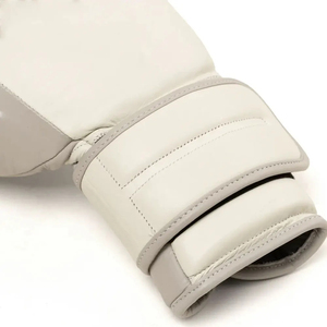 Gants de boxe en cuir MB personnalisés en gros, couleur contrastée blanc/gris clair, fermeture à boucle en cuir PU, gants d'entraînement - Product Image 4