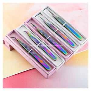 Pince à cils courbée avec logo personnalisé, pointe en fibre, embout rond, outil de volume russe à prise diamant pour professionnels de salon - Product Image 1