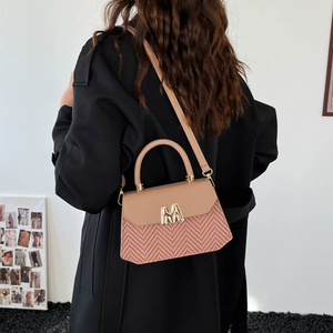 Sac à main structuré à poignée supérieure, motif monogramme chevrons hexagonaux, avec fermoir lettre M, tissage géométrique, pour acheteurs de boutiques - Product Image 2