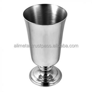 Gobelet en étain traditionnel style pilastre personnalisé verre à vin cocktail ou vodka Martini décor de bar en métal durable - Product Image 1