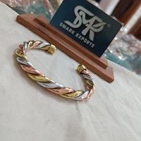 Bracelet torsadé en cuivre tricolore, ajustable, manchette ouverte, fait main, finition polie, artisanat traditionnel léger et solide pour hommes et femmes