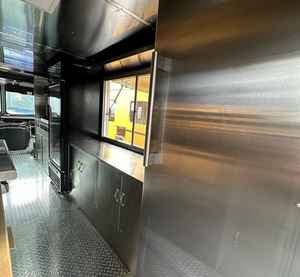 Compre un camión de comida móvil con electrodomésticos de bajo consumo y una gran área de cocina, perfecto para entrega de comida a precios económicos. - Product Image 5