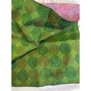 Écharpe en soie vintage à points circulaires - 'Meadow' - Longue écharpe de style Kantha avec motif imprimé à la main pour le printemps et l'hiver - 100% soie - Product Image 4