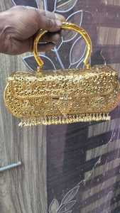 Sac à main de soirée de luxe de style vintage, pochette dorée en métal embossé pour mariage et fête, avec anse supérieure et bandoulière amovible en laiton - Product Image 3