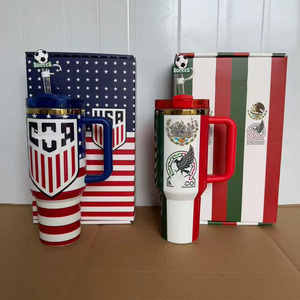 Vasos <span class=keywords><strong>térmicos</strong></span> de acero inoxidable de 40 oz con logo personalizado <span class=keywords><strong>para</strong></span> el partido de fútbol de EE. UU. y México 2026, compatibles con portavasos estándar de automóvil. - Product Image 1