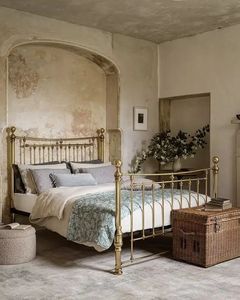 Estructura de Cama de Latón de Primera Calidad con Remates Tradicionales, Estructura Elegante para una Arreglo de Dormitorio Sofisticado - Product Image 1