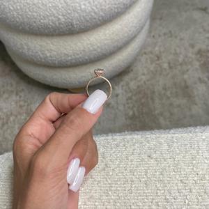 Anillo de Compromiso con Diamante Cultivado en Laboratorio de 2.85 Quilates, Corte Ovalado, Claridad F VVS1 VVS2, con Halo Oculto y Detalles Pavé en Oro Rosa de 18K, Regalo para Ella - Product Image 6