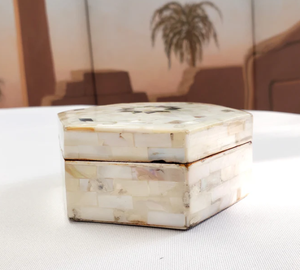 Boîte à bijoux glamour au design rond ou rectangulaire en MOP, os et résine avec plusieurs options de finition - Product Image 6