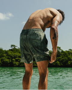 Short de plongée anti UV en peau de requin pour homme Maillot de bain 1 pièce grande taille imperméable à rayures avec logo sur le devant - Product Image 3