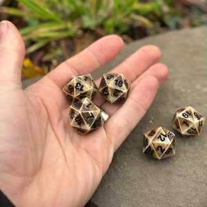 Dés de jeu en os de buffle poli à la main de haute qualité, à 4 faces, sur le thème de l'amour et des anges, avec design et taille personnalisables - Product Image 1