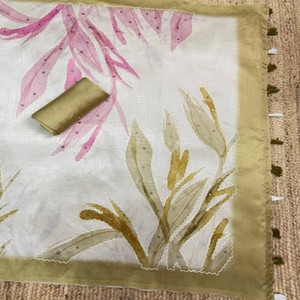 VASTRA COTTAGE Elegante Sari de Lino Tusser con Estampado Digital, Trabajo de Espejo Hecho a Mano, Borlas de Algodón de Lujo con Blusa Estampada en Contraste - Product Image 3