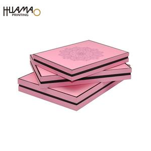 กล่องกระดาษแข็งแบบแข็งสีชมพูสั่งทำได้ ยี่ห้อ Huamao พร้อมพิมพ์โลโก้ 4 สี และเคลือบ Spot UV สำหรับบรรจุภัณฑ์เสื้อยืดและเสื้อผ้า - Product Image 6