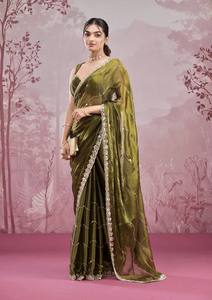 Sari de seda suave pura India estilo Bollywood con borde de encaje bordado y pieza de blusa, Sari de fiesta. - Product Image 3