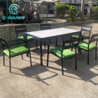 Ensemble élégant de chaises et table de salle à manger d'extérieur avec cadre en aluminium, coussins imperméables pour hôtels et villas, couleur noire, pour jardin et cour.