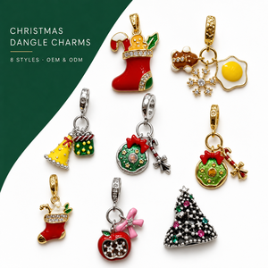 Vente en gros de breloques festives en cuivre plaqué or émaillé, motif Père Noël et chaussette, pour sapin de Noël, accessoires de bijoux de fêtes - Product Image 3