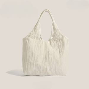 Sac fourre-tout en toile imperméable élégant et de grande capacité avec fermeture à glissière pour les voyages, la natation et le camping Fabriqué au Vietnam - Product Image 1